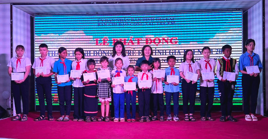 Ban Chỉ đạo Công tác trẻ em tỉnh trao học bổng cho các em học sinh có hoàn cảnh khó khăn vươn lên trong học tập ở TP. Pleiku và 2 huyện: Chư Sê, Ia Grai. Ảnh: Đinh Yến Ban Chỉ đạo Công tác trẻ em tỉnh trao học bổng cho các em học sinh có hoàn cảnh khó khăn vươn lên trong học tập ở TP. Pleiku và 2 huyện: Chư Sê, Ia Grai. Ảnh: Đinh Yến
