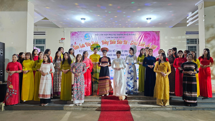 Các đơn vị trình diễn áo dài. Ảnh: Bá Bính