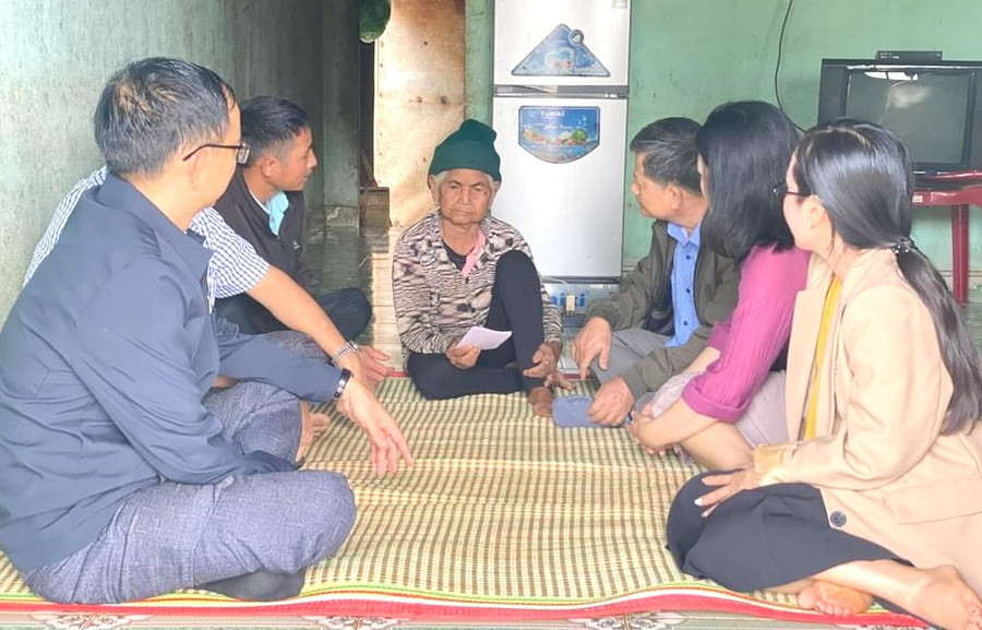 Phó Chủ tịch UBND huyện Ia Grai Đào Lân Hưng (thứ 3 từ phải sang) thăm gia đình chính sách ở xã Ia Pếch. Ảnh: Phương Lộc