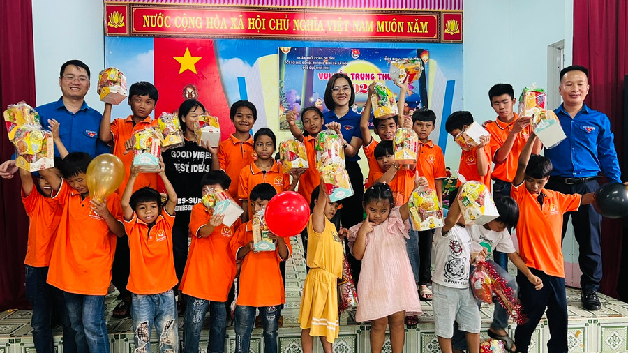 Đại diện Đoàn cơ sở Sở Lao động-Thương binh và Xã hội, Đoàn cơ sở Ngân hàng thương mại cổ phần Đầu tư và Phát triển Việt Nam (BIDV)-Chi nhánh Gia Lai và Đoàn cơ sở Cục thuế tỉnh tặng quà cho các em mồ côi. Ảnh: Đinh Yến Đại diện Đoàn cơ sở Sở Lao động-Thương binh và Xã hội, Đoàn cơ sở Ngân hàng thương mại cổ phần Đầu tư và Phát triển Việt Nam (BIDV)-Chi nhánh Gia Lai và Đoàn cơ sở Cục thuế tỉnh tặng quà cho các em mồ côi. Ảnh: Đinh Yến