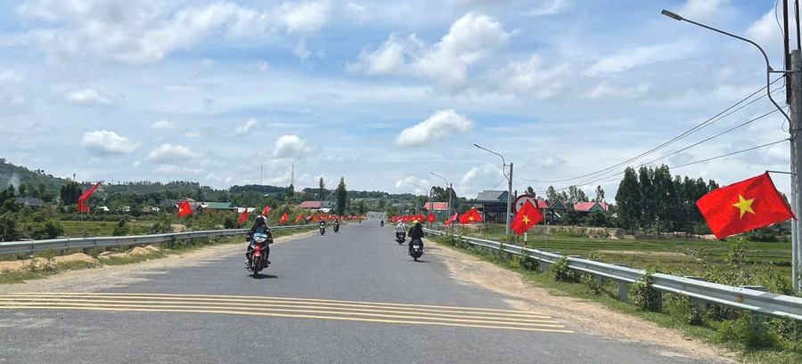 Các tuyến đường huyện Ia Pa rực rỡ cờ hoa trong dịp Quốc khánh 2-9. Ảnh: Vũ Chi