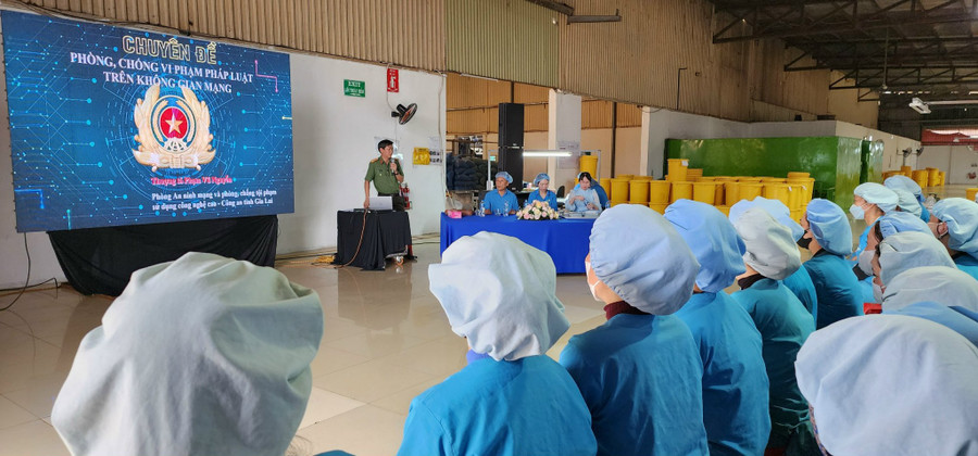 Tuyên truyền phòng-chống vi phạm pháp luật trên không gian mạng cho công nhân. Ảnh: Đinh Yến Tuyên truyền phòng-chống vi phạm pháp luật trên không gian mạng cho công nhân. Ảnh: Đinh Yến