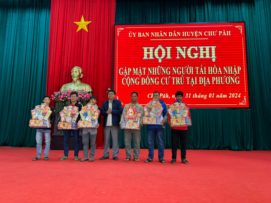 Chủ tịch UBND huyện Chư Păh Nay Kiên (thứ 3 từ trái sang) trao quà động viên cho người chấp hành xong án phạt tù về cư trú tại địa phương có nhiều tiến bộ trong tái hoà nhập cộng đồng. Ảnh: Đinh Yến