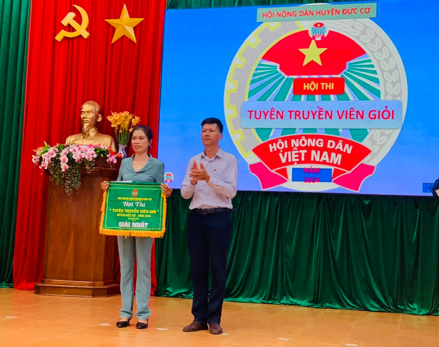 Ban tổ chức trao giải nhất Hội thi tuyên truyền viên giỏi cho sinh Trần Thị Thành-Hội viên Hội Nông dân xã Ia Dom. Ảnh: Thanh Tịnh Ban tổ chức trao giải nhất Hội thi tuyên truyền viên giỏi cho sinh Trần Thị Thành-Hội viên Hội Nông dân xã Ia Dom. Ảnh: Thanh Tịnh