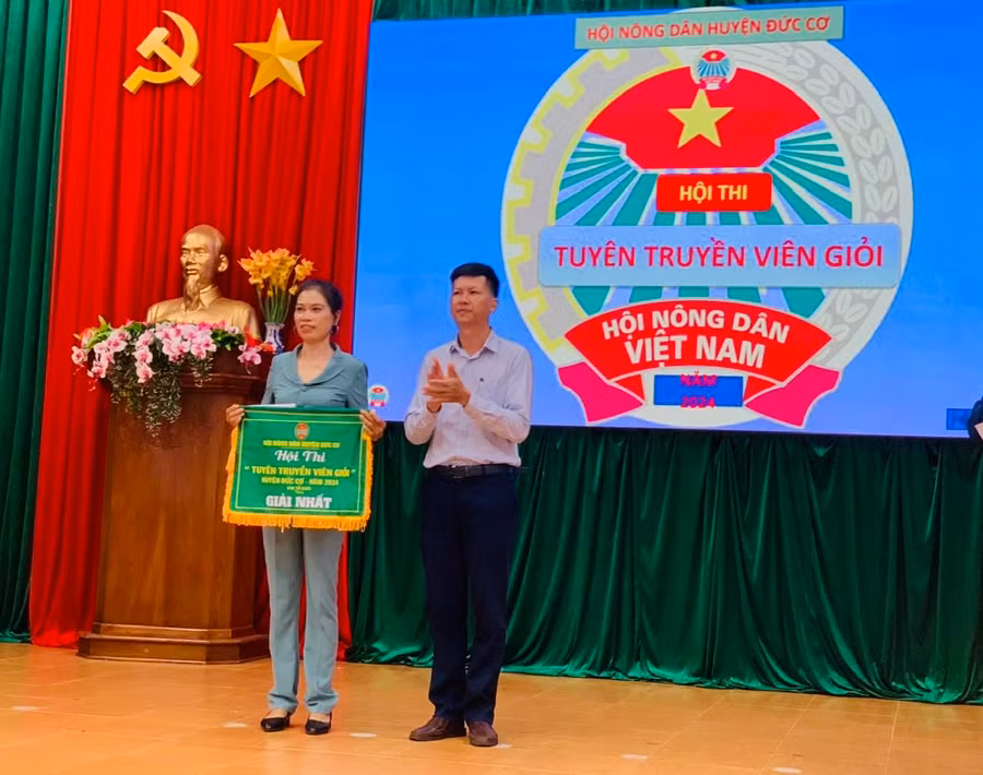 Ban tổ chức trao giải nhất Hội thi tuyên truyền viên giỏi cho sinh Trần Thị Thành-Hội viên Hội Nông dân xã Ia Dom. Ảnh: Thanh Tịnh