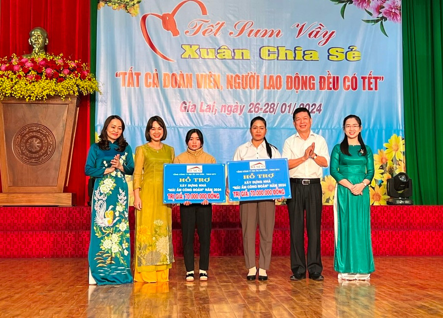 Tổng Công ty Địa ốc Sài Gòn-TNHH một thành viên trao bảng tượng trưng hỗ trợ 2 nhà “Mái ấm Công đoàn” cho 2 đoàn viên khó khăn về nhà ở. Ảnh: Đinh Yến Tổng Công ty Địa ốc Sài Gòn-TNHH một thành viên trao bảng tượng trưng hỗ trợ 2 nhà “Mái ấm Công đoàn” cho 2 đoàn viên khó khăn về nhà ở. Ảnh: Đinh Yến