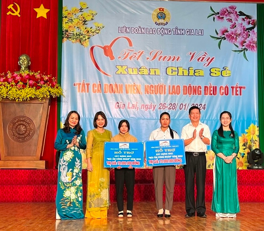 Tổng Công ty Địa ốc Sài Gòn-TNHH một thành viên trao bảng tượng trưng hỗ trợ 2 nhà “Mái ấm Công đoàn” cho 2 đoàn viên khó khăn về nhà ở. Ảnh: Đinh Yến