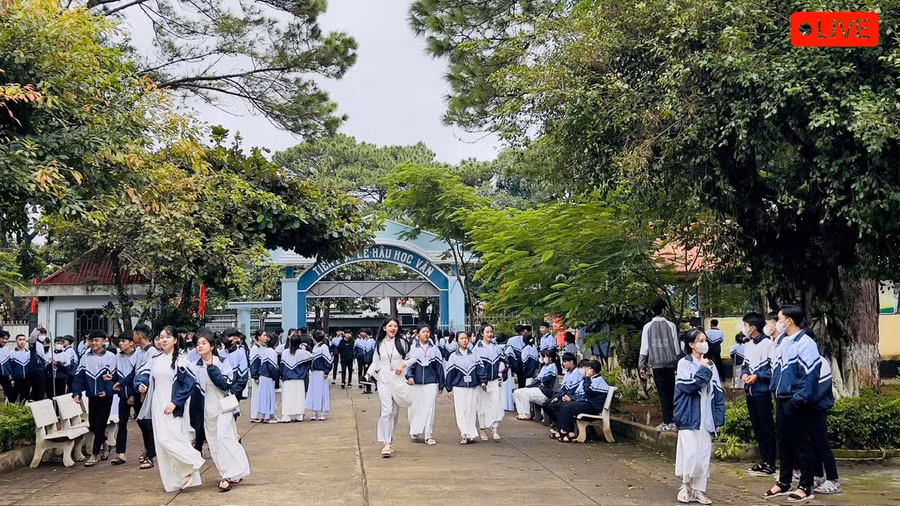 Học sinh vui mừng, phấn khởi trong ngày khai giảng năm học mới. Ảnh: Đinh Yến