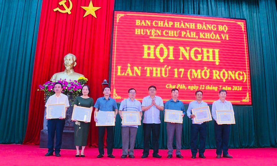 Bí thư Huyện ủy Chư Păh Nay Kiên (thứ 4 từ phải qua) tặng giấy khen cho các tập thể, cá nhân hoàn thành xuất sắc nhiệm vụ 5 năm liền (2019-2023) và hoàn thành xuất sắc nhiệm vụ 2023. Ảnh: Văn Cảnh Bí thư Huyện ủy Chư Păh Nay Kiên (thứ 4 từ phải qua) tặng giấy khen cho các tập thể, cá nhân hoàn thành xuất sắc nhiệm vụ 5 năm liền (2019-2023) và hoàn thành xuất sắc nhiệm vụ 2023. Ảnh: Văn Cảnh