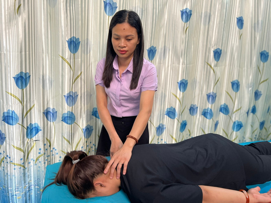 Chị Đoàn Thị Điệp xoa bóp, bấm huyệt cho khách. Ảnh: Đinh Yến Chị Đoàn Thị Điệp xoa bóp, bấm huyệt cho khách. Ảnh: Đinh Yến