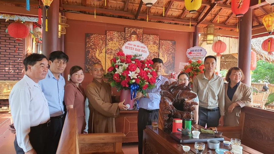 Ông Y Đức Thành (thứ 4 từ phải sang)-Phó Bí thư Thường trực Huyện ủy Đak Đoa đến thăm, chúc mừng chùa Linh Sơn, xã Nam Yang. Ảnh: Y.T Ông Y Đức Thành (thứ 4 từ phải sang)-Phó Bí thư Thường trực Huyện ủy Đak Đoa đến thăm, chúc mừng chùa Linh Sơn, xã Nam Yang. Ảnh: Y.T