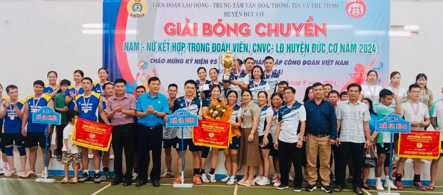Ban Tổ chức trao giải cho các vận động viên có thành tích xuất sắc tại Giải bóng chuyền nam-nữ kết hợp trong công nhân, viên chức, lao động huyện Đức Cơ năm 2024. Ảnh: Thế Kỳ