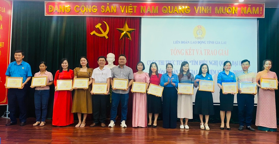 Liên đoàn Lao động tỉnh Gia Lai trao giải cá nhân và giải tập thể trong Cuộc thi trực tuyến “Tìm hiểu Nghị quyết Đại hội XI Công đoàn tỉnh Gia Lai, nhiệm kỳ 2023-2028”. Ảnh: Đinh Yến