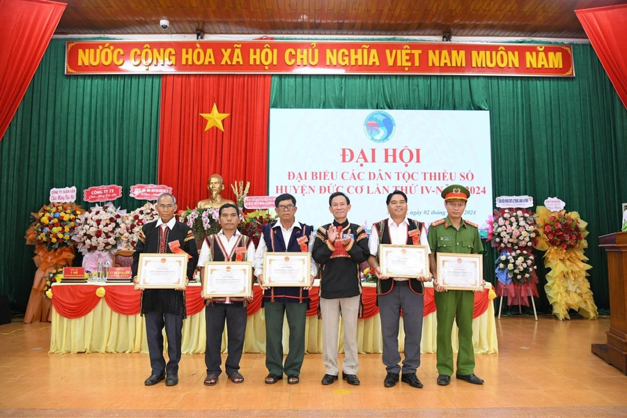 Ông Kpă Đô-Trưởng ban Dân tộc tỉnh, Phó Trưởng ban Thường trực Ban Chỉ đạo Đại hội đại biểu các dân tộc thiểu số tỉnh Gia Lai lần thứ IV khen thưởng các tập thể, cá nhân có nhiều thành tích xuất sắc trong các phong trào thi đua yêu nước, giữ gìn bản sắc văn hóa và đoàn kết các dân tộc giai đoạn 2019-2024, góp phần vào sự nghiệp xây dựng và phát triển tỉnh Gia Lai. Ảnh: Thanh Tịnh Ông Kpă Đô-Trưởng ban Dân tộc tỉnh, Phó Trưởng ban Thường trực Ban Chỉ đạo Đại hội đại biểu các dân tộc thiểu số tỉnh Gia Lai lần thứ IV khen thưởng các tập thể, cá nhân có nhiều thành tích xuất sắc trong các phong trào thi đua yêu nước, giữ gìn bản sắc văn hóa và đoàn kết các dân tộc giai đoạn 2019-2024, góp phần vào sự nghiệp xây dựng và phát triển tỉnh Gia Lai. Ảnh: Thanh Tịnh