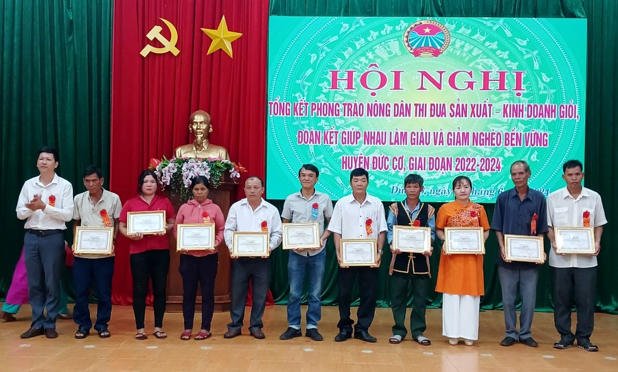 Khen thưởng cho cá nhân, tập thể và trao Giấy chứng nhận cho hộ nông dân sản xuất, kinh doanh giỏi cấp huyện giai đoạn 2022-2024. Ảnh: Thanh Tịnh