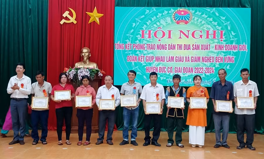 Khen thưởng cho cá nhân, tập thể và trao Giấy chứng nhận cho hộ nông dân sản xuất, kinh doanh giỏi cấp huyện giai đoạn 2022-2024. Ảnh: Thanh Tịnh