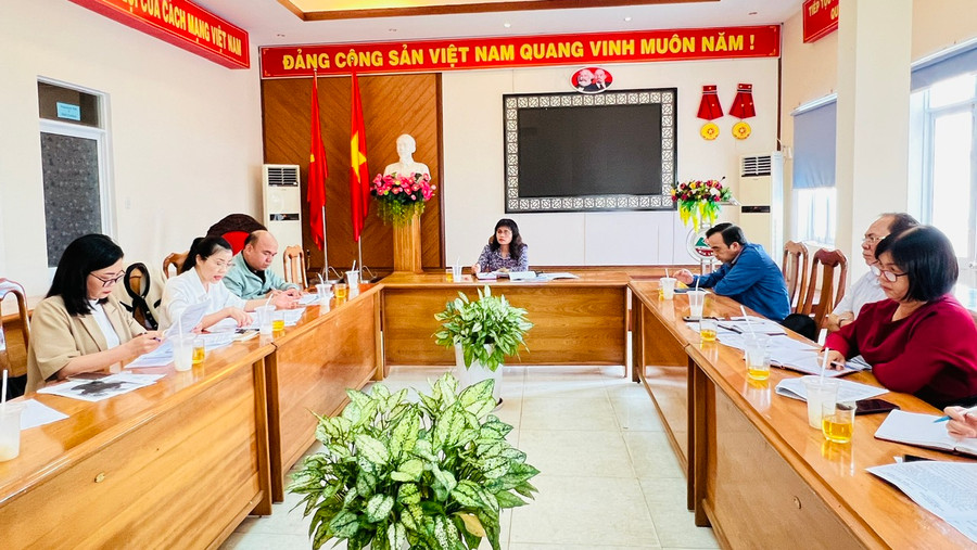 Giám đốc Sở Lao động-Thương binh và Xã hội Rcom Sa Duyên (ngồi giữa) họp bàn với Ban Quản lý Quỹ Đền ơn đáp nghĩa tỉnh Gia Lai. Ảnh: Đinh Yến
