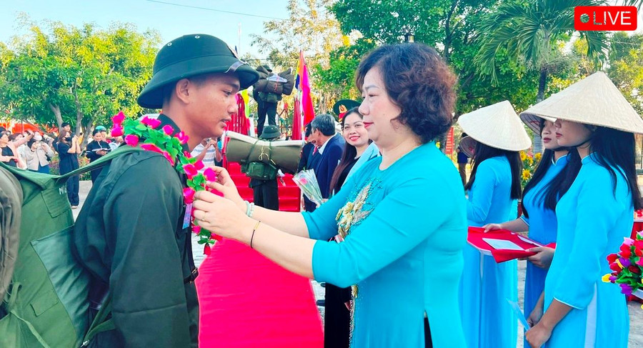 Đồng chí Phạm Thị Tố Hải- Ủy viên Ban Thường vụ Tỉnh ủy, Trưởng Ban Dân vận Tỉnh ủy Gia Lai cùng các đại biểu đã tặng hoa, quà để động viên các thanh niên lên đường. Ảnh: Đinh Yến