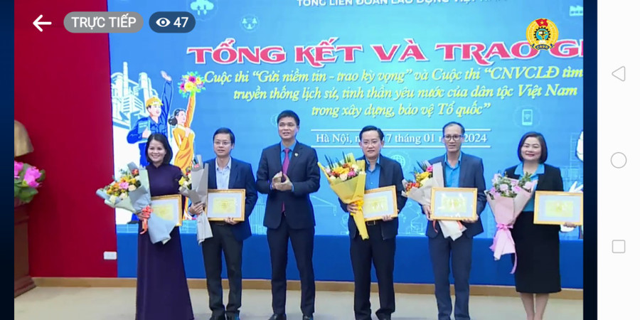 Đồng chí Nguyễn Hoàng Phong (thứ 2 từ trái sang)-Tỉnh ủy viên, Ủy viên Ban Chấp hành Tổng LĐLĐ Việt Nam, Chủ tịch LĐLĐ tỉnh Gia Lai tham dự Hội nghị trực tiếp tại điểm cầu trung tâm Hà Nội và nhận giải thưởng của tập thể LĐLĐ tỉnh có thành tích xuất sắc trong tham Cuộc thi trực tuyến “Gửi niềm tin, trao kỳ vọng”. Ảnh: Đinh Yến Đồng chí Nguyễn Hoàng Phong (thứ 2 từ trái sang)-Tỉnh ủy viên, Ủy viên Ban Chấp hành Tổng LĐLĐ Việt Nam, Chủ tịch LĐLĐ tỉnh Gia Lai tham dự Hội nghị trực tiếp tại điểm cầu trung tâm Hà Nội và nhận giải thưởng của tập thể LĐLĐ tỉnh có thành tích xuất sắc trong tham Cuộc thi trực tuyến “Gửi niềm tin, trao kỳ vọng”. Ảnh: Đinh Yến