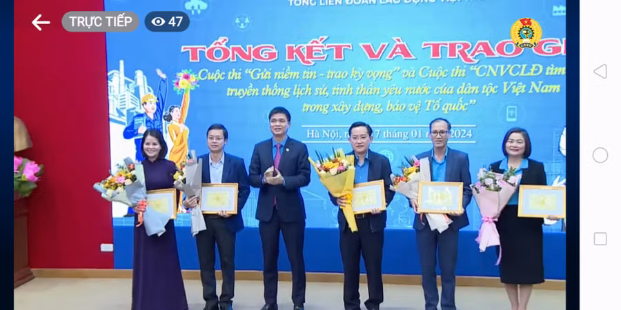 Đồng chí Nguyễn Hoàng Phong (thứ 2 từ trái sang)-Tỉnh ủy viên, Ủy viên Ban Chấp hành Tổng LĐLĐ Việt Nam, Chủ tịch LĐLĐ tỉnh Gia Lai tham dự Hội nghị trực tiếp tại điểm cầu trung tâm Hà Nội và nhận giải thưởng của tập thể LĐLĐ tỉnh có thành tích xuất sắc trong tham Cuộc thi trực tuyến “Gửi niềm tin, trao kỳ vọng”. Ảnh: Đinh Yến