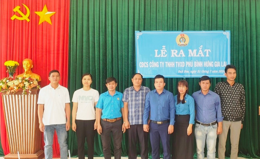 Chủ tịch LĐLĐ huyện Đak Đoa H'Súy (thứ 3 từ phải sang) cùng đại biểu chụp ảnh lưu niệm cùng Ban Chấp hành Công đoàn cơ sở Công ty TNHH tư vấn xây dựng Phú Bình Hưng Gia Lai. Ảnh: Đ.Y Chủ tịch LĐLĐ huyện Đak Đoa H'Súy (thứ 3 từ phải sang) cùng đại biểu chụp ảnh lưu niệm cùng Ban Chấp hành Công đoàn cơ sở Công ty TNHH tư vấn xây dựng Phú Bình Hưng Gia Lai. Ảnh: Đ.Y