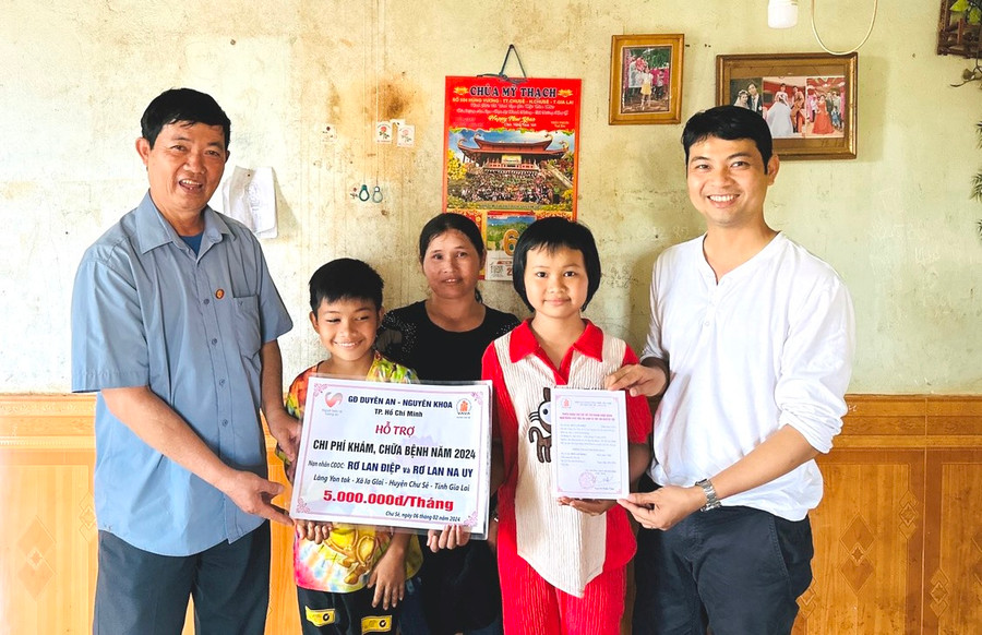 Hội Nạn nhân chất độc da cam/dioxin huyện Chư Sê cùng đại diện Tổ chức “Người bảo vệ tương lai“ TP. Hồ chí Minh đã trao số tiền 5 triệu của 2 gia đình Duyên An và Nguyên Khoa (TP. Hồ chí Minh) bán tranh tặng cho 2 em Rơ Lan Điệp bị ung thư máu và em Rơ Lan Na Uy bị tan máu bẩm sinh ở làng Yon Tok, xã Ia Glai. Ảnh: Xuân Thủy Hội Nạn nhân chất độc da cam/dioxin huyện Chư Sê cùng đại diện Tổ chức “Người bảo vệ tương lai“ TP. Hồ chí Minh đã trao số tiền 5 triệu của 2 gia đình Duyên An và Nguyên Khoa (TP. Hồ chí Minh) bán tranh tặng cho 2 em Rơ Lan Điệp bị ung thư máu và em Rơ Lan Na Uy bị tan máu bẩm sinh ở làng Yon Tok, xã Ia Glai. Ảnh: Xuân Thủy