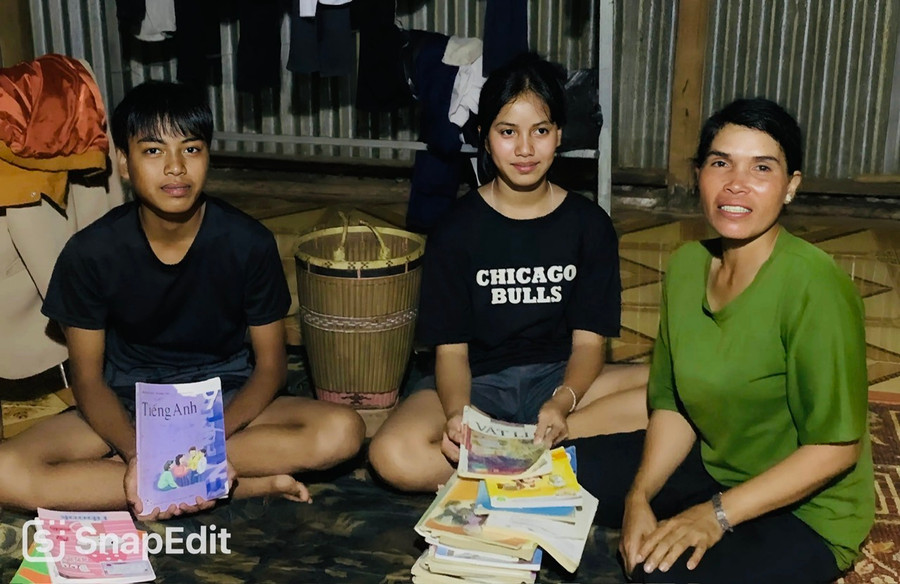 Chị Ksor H’Up (làng Breng 1, xã Ia Dêr, huyện Ia Grai) cùng con trai Ksor Phước và con gái Ksor H&apos;Liêm kiểm tra đồ dùng học tập, sách vở cho con. Ảnh: Đinh Yến