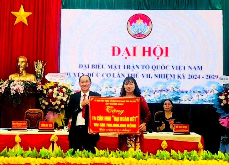 Ủy ban MTTQ Việt Nam tỉnh trích Quỹ “Vì người nghèo” 700 triệu đồng hỗ trợ Ủy ban MTTQ Việt Nam huyện Đức Cơ làm 14 căn nhà “Đại đoàn kết”. Ảnh: Đinh Yến Ủy ban MTTQ Việt Nam tỉnh trích Quỹ “Vì người nghèo” 700 triệu đồng hỗ trợ Ủy ban MTTQ Việt Nam huyện Đức Cơ làm 14 căn nhà “Đại đoàn kết”. Ảnh: Đinh Yến