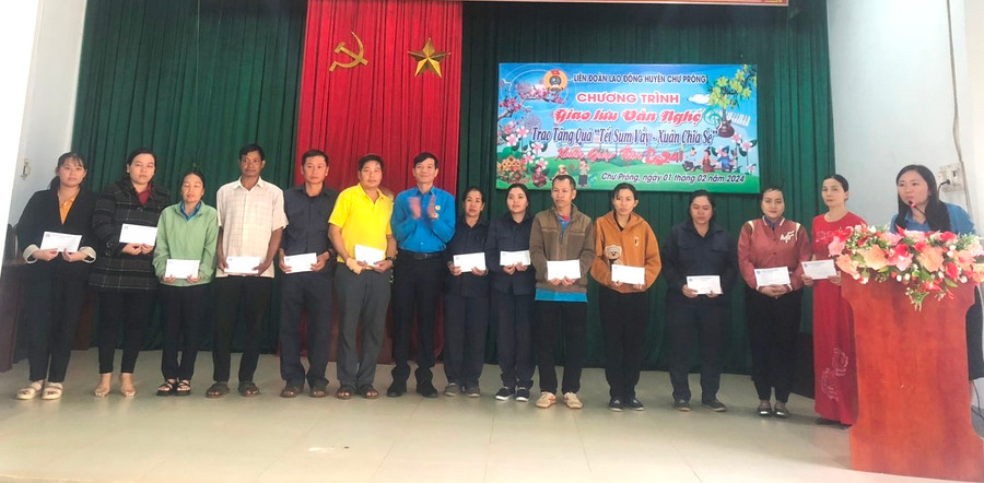 LĐLĐ huyện Chư Prông tặng quà đoàn viên khó khăn, mắc bệnh hiểm nghèo. Ảnh: Phạm Toàn