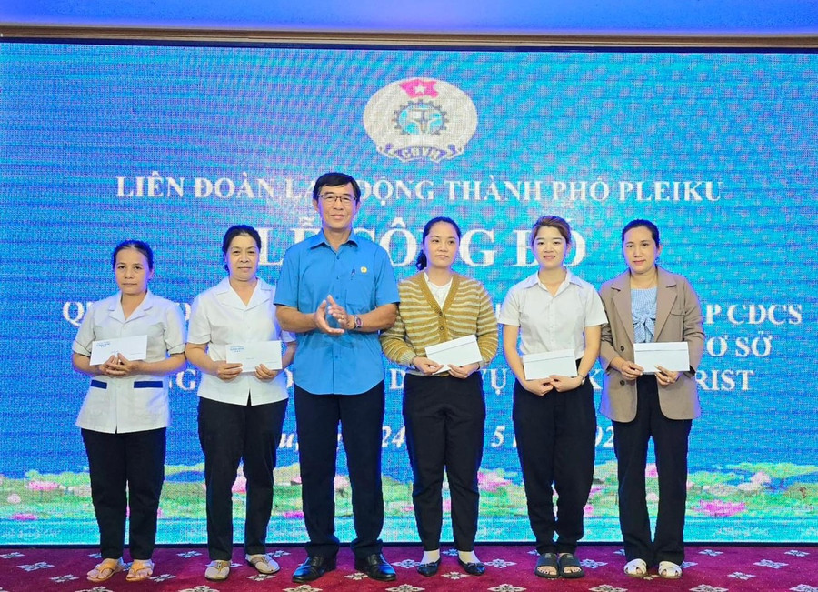 Ban Thường vụ Liên đoàn Lao động TP. Pleiku đã trao tặng 5 suất quà (500.000 đồng/suất) cho đoàn viên, người lao động có hoàn cảnh khó khăn, bị bệnh hiểm nghèo của Công ty cổ phần Dịch vụ Pleiku Tourist. Ảnh: Đinh Yến Ban Thường vụ Liên đoàn Lao động TP. Pleiku đã trao tặng 5 suất quà (500.000 đồng/suất) cho đoàn viên, người lao động có hoàn cảnh khó khăn, bị bệnh hiểm nghèo của Công ty cổ phần Dịch vụ Pleiku Tourist. Ảnh: Đinh Yến