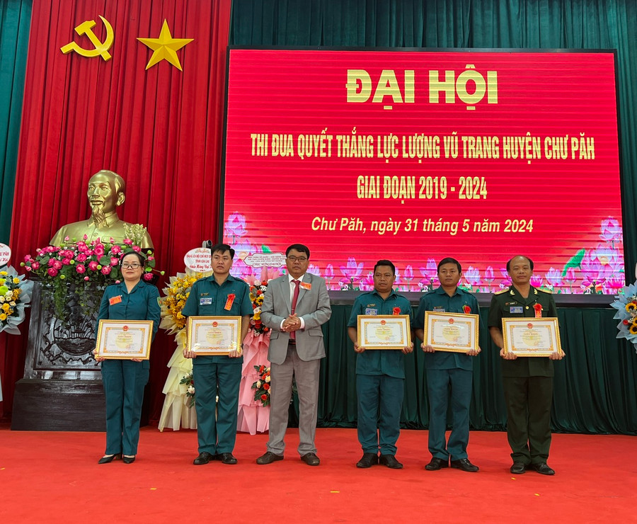 Đồng chí Nay Kiên (thứ 4 từ phải qua)-Bí thư Huyện ủy Chư Păh tặng giấy khen cho tập thể, cá nhân có thành tích xuất sắc trong Phong trào thi đua quyết thắng giai đoạn 2019-2024. Ảnh: Đinh Yến Đồng chí Nay Kiên (thứ 4 từ phải qua)-Bí thư Huyện ủy Chư Păh tặng giấy khen cho tập thể, cá nhân có thành tích xuất sắc trong Phong trào thi đua quyết thắng giai đoạn 2019-2024. Ảnh: Đinh Yến