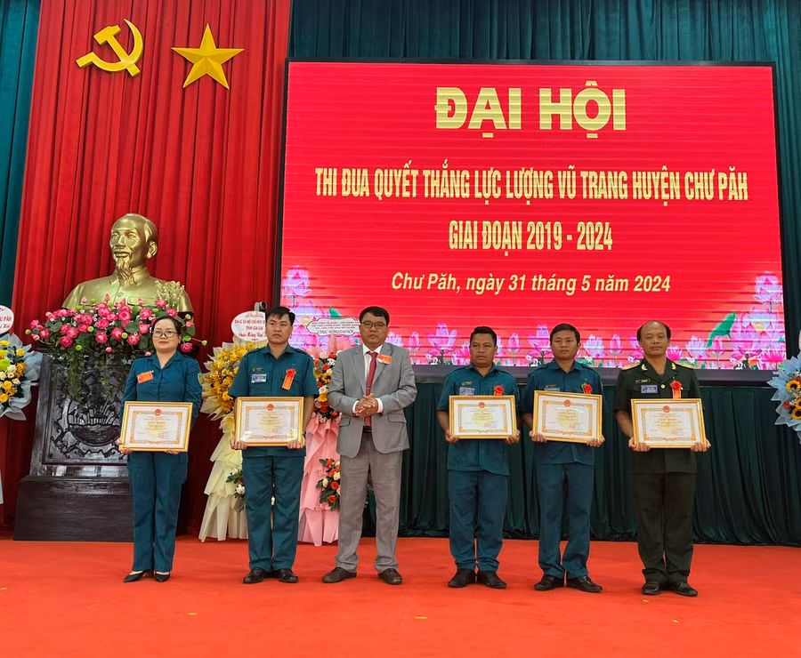 Đồng chí Nay Kiên (thứ 4 từ phải qua)-Bí thư Huyện ủy Chư Păh tặng giấy khen cho tập thể, cá nhân có thành tích xuất sắc trong Phong trào thi đua quyết thắng giai đoạn 2019-2024. Ảnh: Đinh Yến