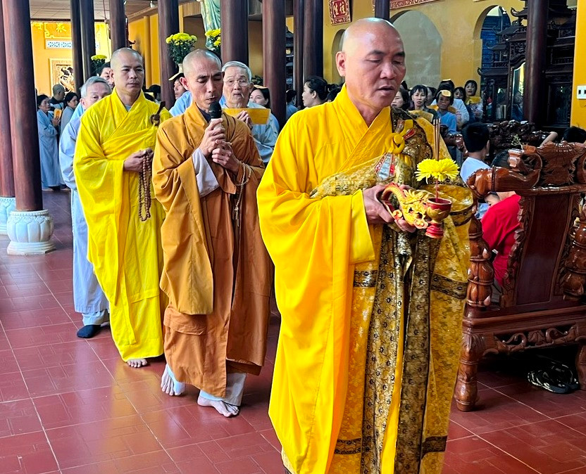 Thượng tọa Thích Đồng Lạc (hàng đầu tiên)-Trụ trì chùa Bửu Quang (phường Hội Phú, TP. Pleiku) trong nghi thức cúng cầu an cho Phật tử. Ảnh: Đinh Yến Thượng tọa Thích Đồng Lạc (hàng đầu tiên)-Trụ trì chùa Bửu Quang (phường Hội Phú, TP. Pleiku) trong nghi thức cúng cầu an cho Phật tử. Ảnh: Đinh Yến