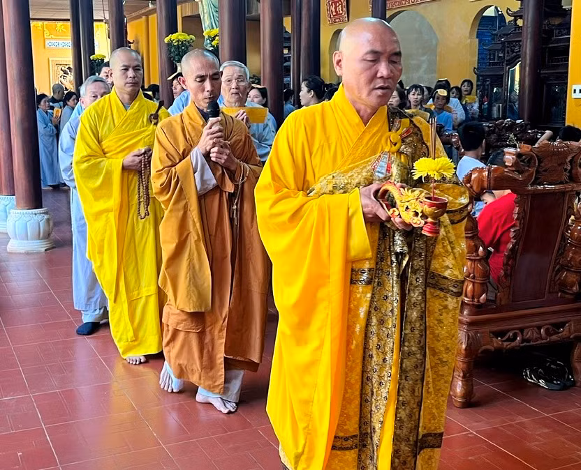 Thượng tọa Thích Đồng Lạc (hàng đầu tiên)-Trụ trì chùa Bửu Quang (phường Hội Phú, TP. Pleiku) trong nghi thức cúng cầu an cho Phật tử. Ảnh: Đinh Yến