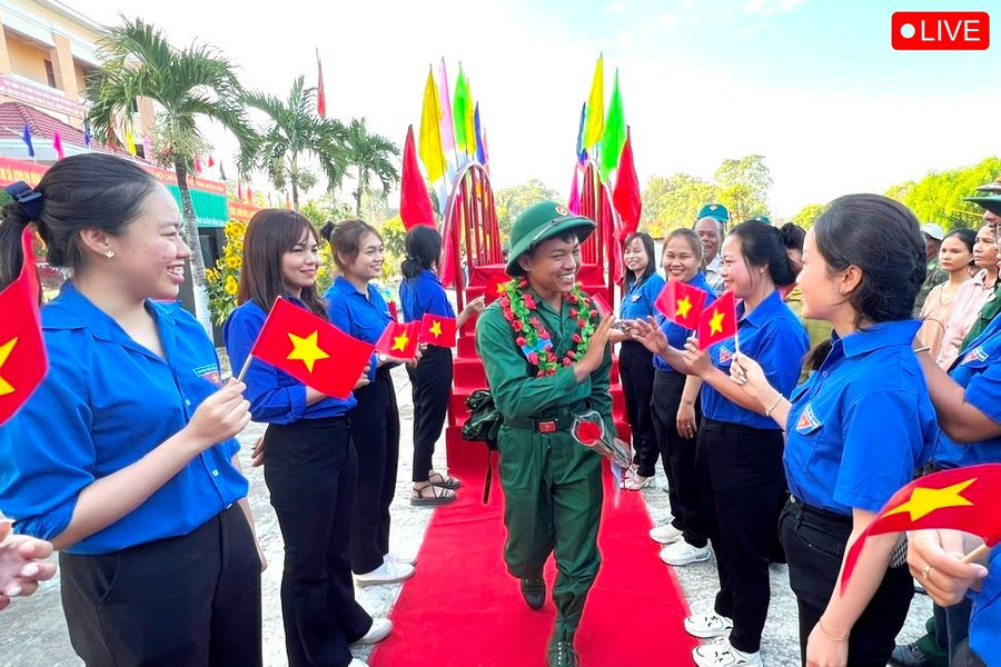 Các tân binh chia tay bạn bè lên đường nhập ngũ. Ảnh: Đinh Yến