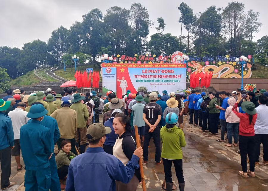 Quang cảnh lễ phát động trồng cây đời đời nhớ ơn Bác Hồ. Ảnh: Đinh Yến