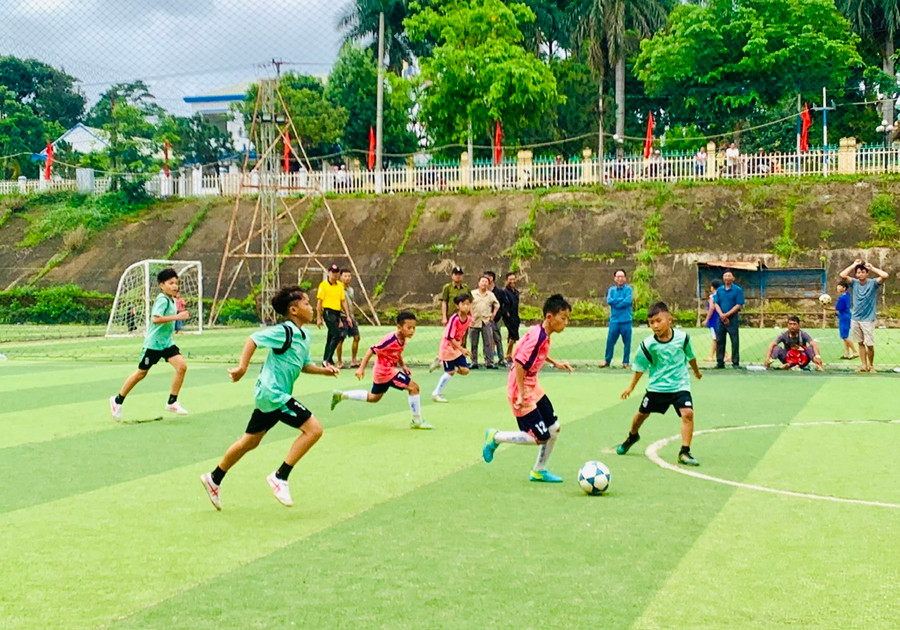 Các vận động viên &quot;nhí&quot; đang tranh tài thi đấu tại Giải Bóng đá Nhi đồng huyện Đức Cơ năm 2024. Ảnh: Mỹ Duyên