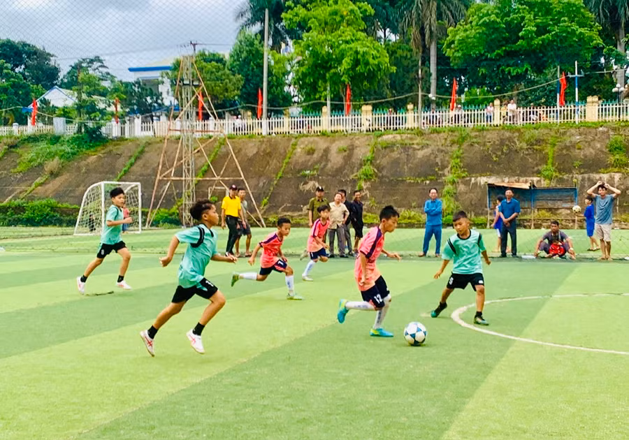 Các vận động viên "nhí" đang tranh tài thi đấu tại Giải Bóng đá Nhi đồng huyện Đức Cơ năm 2024. Ảnh: Mỹ Duyên