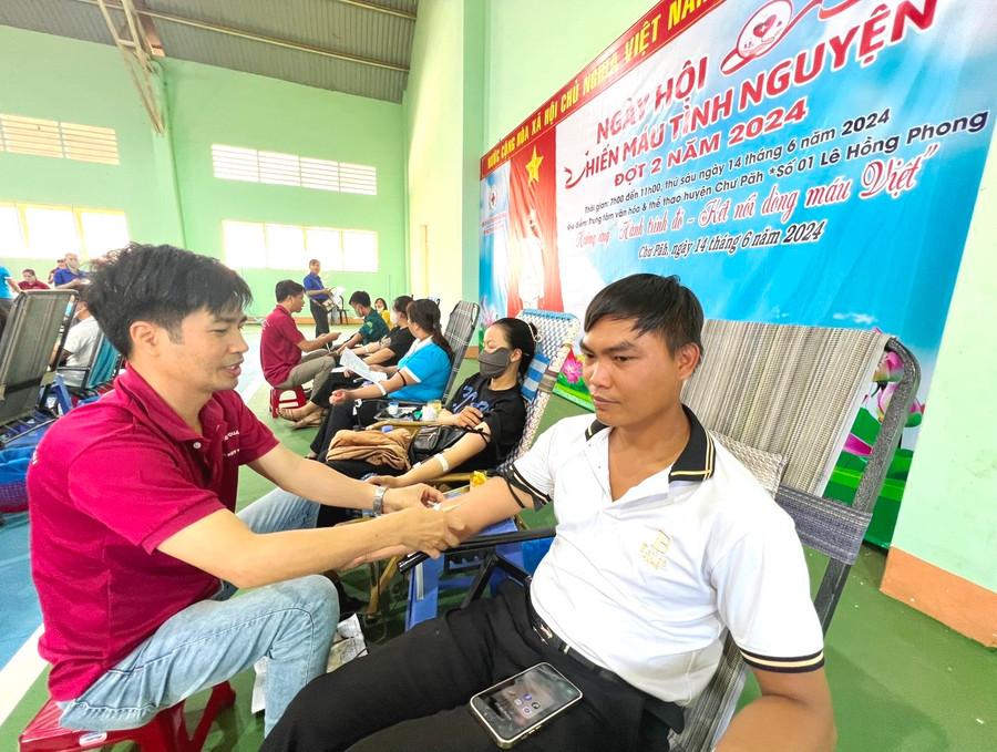 Đông đảo cán bộ, công chức, viên chức, đoàn viên, hội viên, cán bộ-chiến sĩ lực lượng vũ trang và người dân huyện Chư Păh tham gia hiến máu. Ảnh: Đinh Yến
