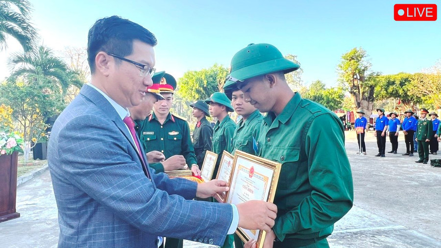 Phó Bí thư Thị ủy, Chủ tịch UBND thị xã, Chủ tịch Hội đồng Nghĩa vụ Quân sự thị xã Nguyễn Trường Sơn trao giấy khen cho các tân binh có đơn tình nguyện lên đường nhập ngũ. Ảnh: Đinh Yến