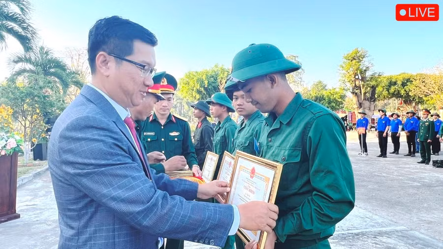 Phó Bí thư Thị ủy, Chủ tịch UBND thị xã, Chủ tịch Hội đồng Nghĩa vụ Quân sự thị xã Nguyễn Trường Sơn trao giấy khen cho các tân binh có đơn tình nguyện lên đường nhập ngũ. Ảnh: Đinh Yến