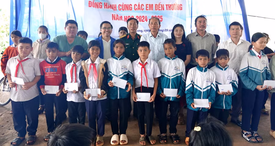Đoàn thiện nguyện trao học bổng cho học sinh Phổ thông Dân tộc bán trú THCS Siu Blễh, xã Ia Lang, huyện Đức Cơ. Ảnh: Đ.Y
