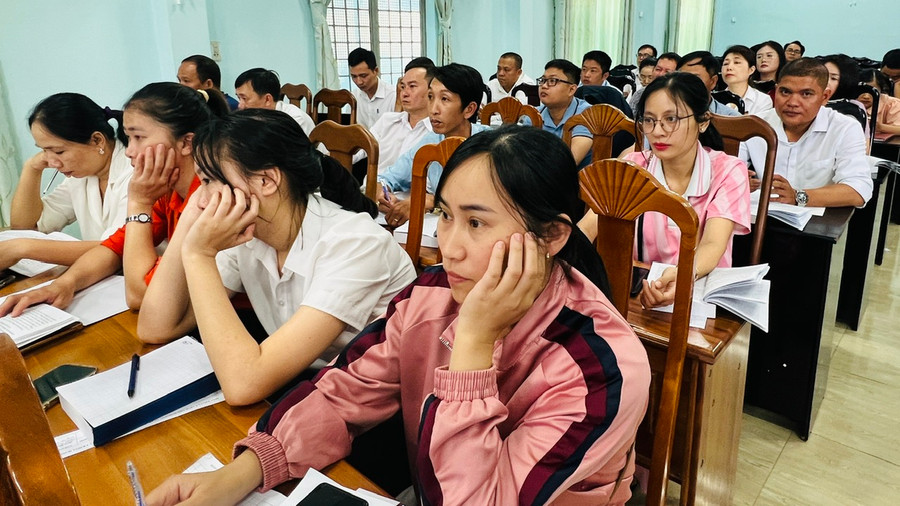 Các học viên tham gia lớp bồi dưỡng kiến thức quốc phòng, an ninh đối tượng 4. Ảnh: Đinh Yến Các học viên tham gia lớp bồi dưỡng kiến thức quốc phòng, an ninh đối tượng 4. Ảnh: Đinh Yến