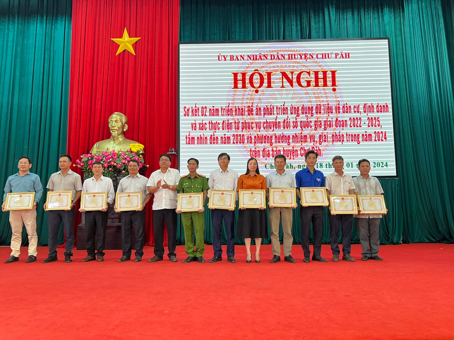 Chủ tịch UBND huyện Chư Păh tặng giấy khen cho 11 tập thể, 11 cá nhân có thành tích xuất sắc trong thực hiện kế hoạch cao điểm “50 ngày, đêm” tuyên truyền cài đặt, kích hoạt tài khoản định danh điện tử cho công dân đủ điều kiện trên địa bàn huyện Chư Păh, từ ngày 1 đến 20-10-2023. Ảnh: Đinh Yến Chủ tịch UBND huyện Chư Păh tặng giấy khen cho 11 tập thể, 11 cá nhân có thành tích xuất sắc trong thực hiện kế hoạch cao điểm “50 ngày, đêm” tuyên truyền cài đặt, kích hoạt tài khoản định danh điện tử cho công dân đủ điều kiện trên địa bàn huyện Chư Păh, từ ngày 1 đến 20-10-2023. Ảnh: Đinh Yến