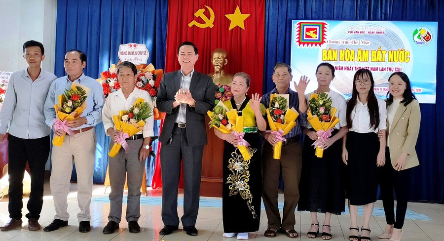 Các thành viên Câu lạc bộ Văn học-Nghệ thuật huyện Chư Sê tham gia chương trình thơ-nhạc. Ảnh: Hoài Trương Các thành viên Câu lạc bộ Văn học-Nghệ thuật huyện Chư Sê tham gia chương trình thơ-nhạc. Ảnh: Hoài Trương