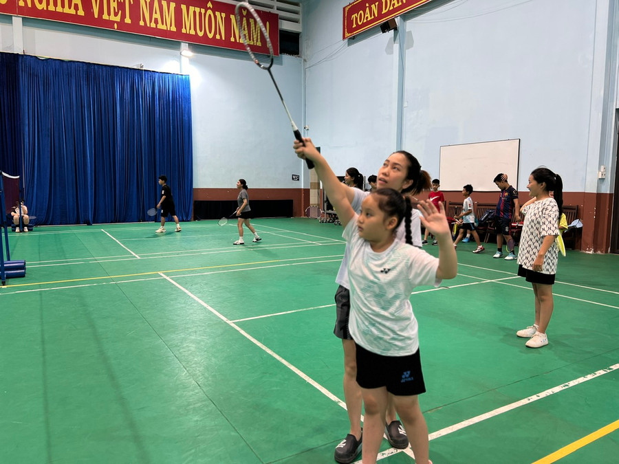 Chị Trần Thị Duyên-huấn luyện viên môn cầu lông tại Trung tâm Văn hóa-Thông tin và Thể thao TP. Pleiku hướng dẫn kỹ thuật chơi cầu lông cho học viên. Ảnh: Đinh Yến Chị Trần Thị Duyên-huấn luyện viên môn cầu lông tại Trung tâm Văn hóa-Thông tin và Thể thao TP. Pleiku hướng dẫn kỹ thuật chơi cầu lông cho học viên. Ảnh: Đinh Yến