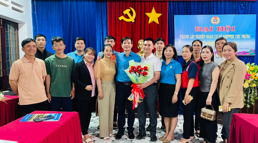 Chúc mừng các đoàn viên Công đoàn mới kết nạp và các đồng chí trong Ban Chấp hành Nghiệp đoàn cơ sở Shipper Chư Prông. Ảnh: Văn Toàn