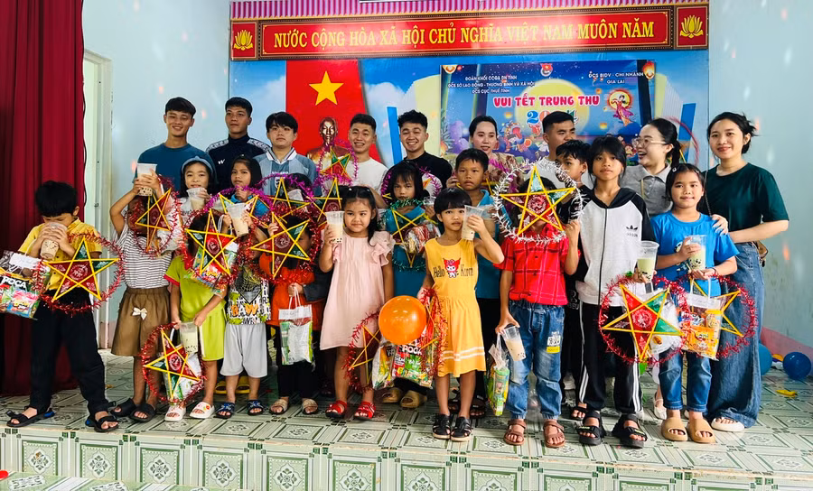 Đoàn viên, thanh niên Khách sạn Minh Tuyết tặng lồng đèn và bánh trung thu cho các em mồ côi. Ảnh: Đinh Yến