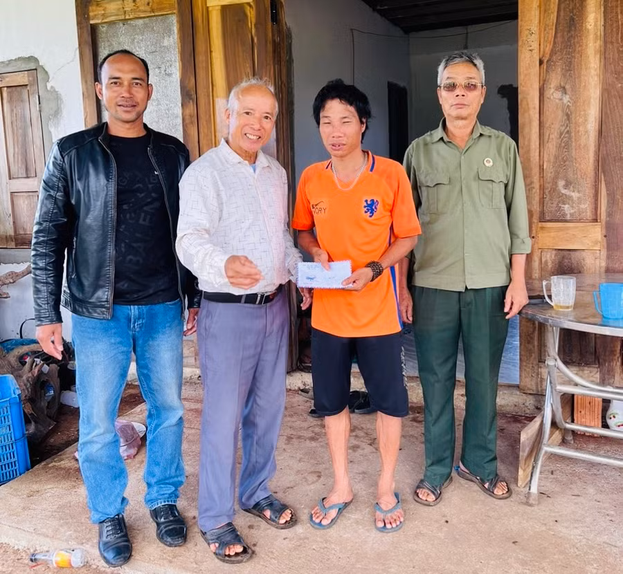 Ông Hoàng Trung Sáu (thứ 2 từ trái sang)-Chủ tịch Hội Nạn nhân chất độc da cam/dioxin xã Ia Bă (huyện Ia Grai) cùng cán bộ Hội và người thân trao quà cho nạn nhân chất độc da cam trên địa bàn. Ảnh: Đ.Y