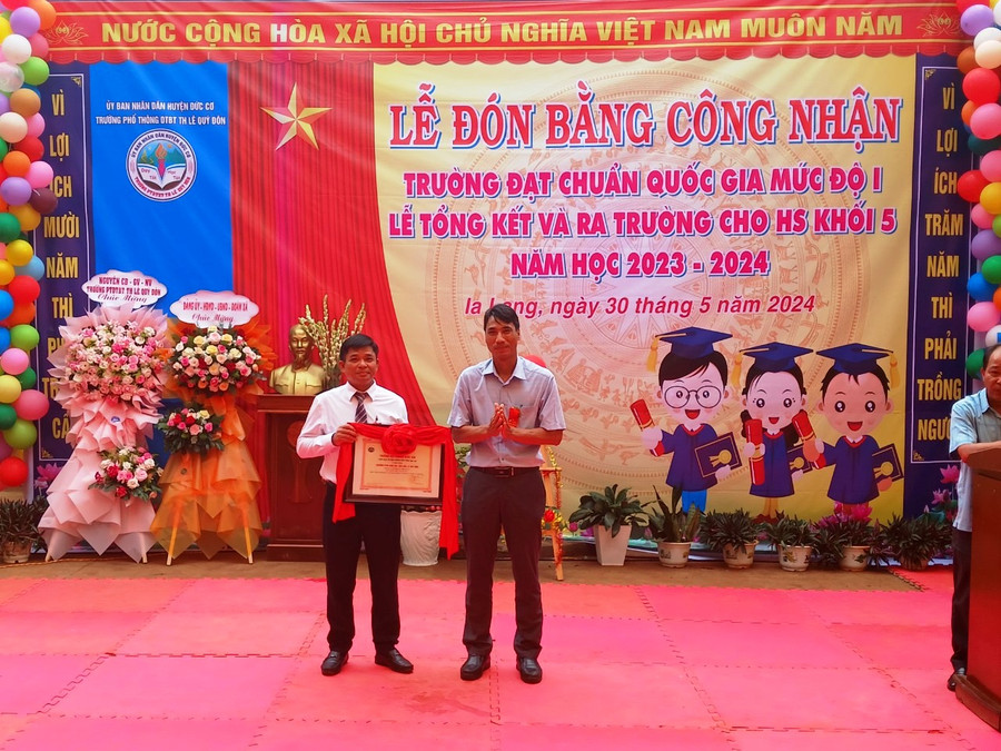 Phó Chủ tịch UBND huyện Siu Luynh trao bằng công nhận Trường đạt chuẩn quốc gia mức độ 1 cho thầy và trò Trường Phổ thông Dân tộc bán trú Tiểu học Lê Quý Đôn. Ảnh: Thanh Tịnh Phó Chủ tịch UBND huyện Siu Luynh trao bằng công nhận Trường đạt chuẩn quốc gia mức độ 1 cho thầy và trò Trường Phổ thông Dân tộc bán trú Tiểu học Lê Quý Đôn. Ảnh: Thanh Tịnh